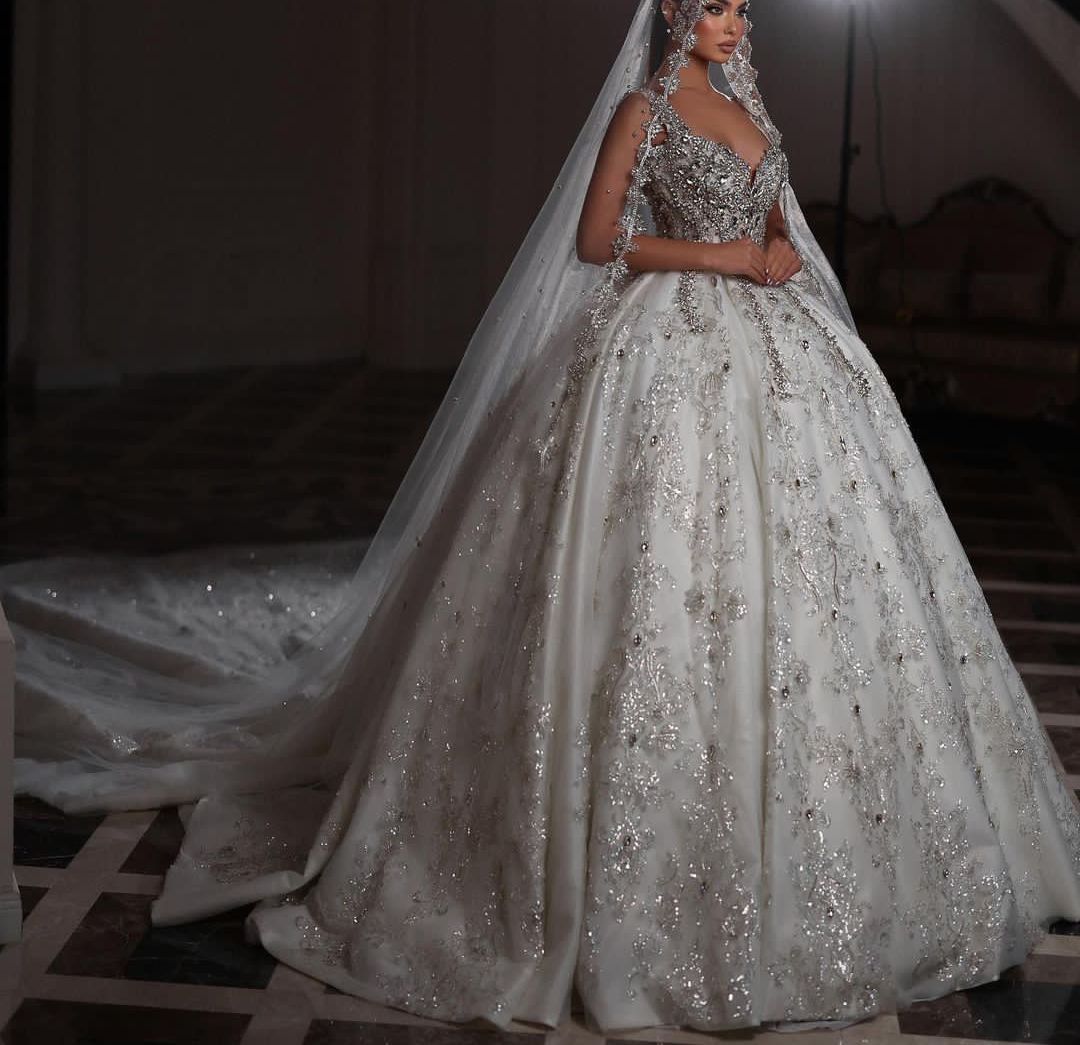 Abito da ballo di lusso Abiti da sposa Scollo a V Senza maniche Cinghie Paillettes Appliques Perline Lunghezza pavimento Increspature Pizzo 3D Diamanti Abiti da sposa Taglie forti Vestido de novia