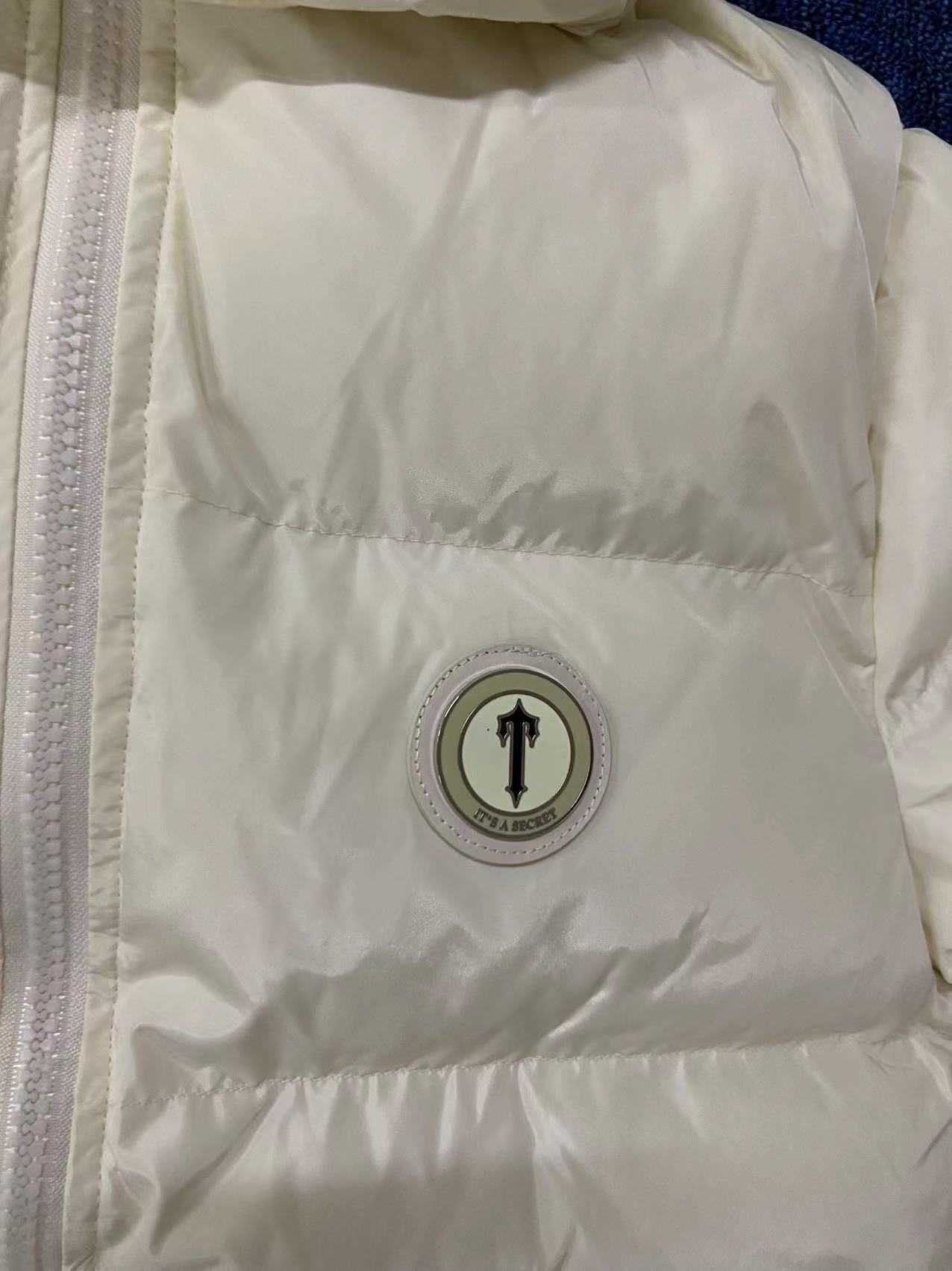 2023 New Men 's and Women's Down Jackets Trapstar 폭발 조수 브랜드 Beige Small Label Cotton Jacket 신선하고 부드러운 두꺼운 모자 분리 가능한 재킷