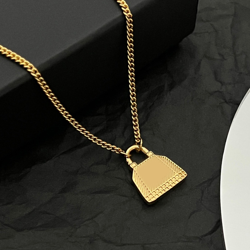 Mode de luxe française femmes collier en or étendu forme de serrure en métal lisse mat châssis pendentif dame conception bijoux de haute qualité collier à breloques en cuivre