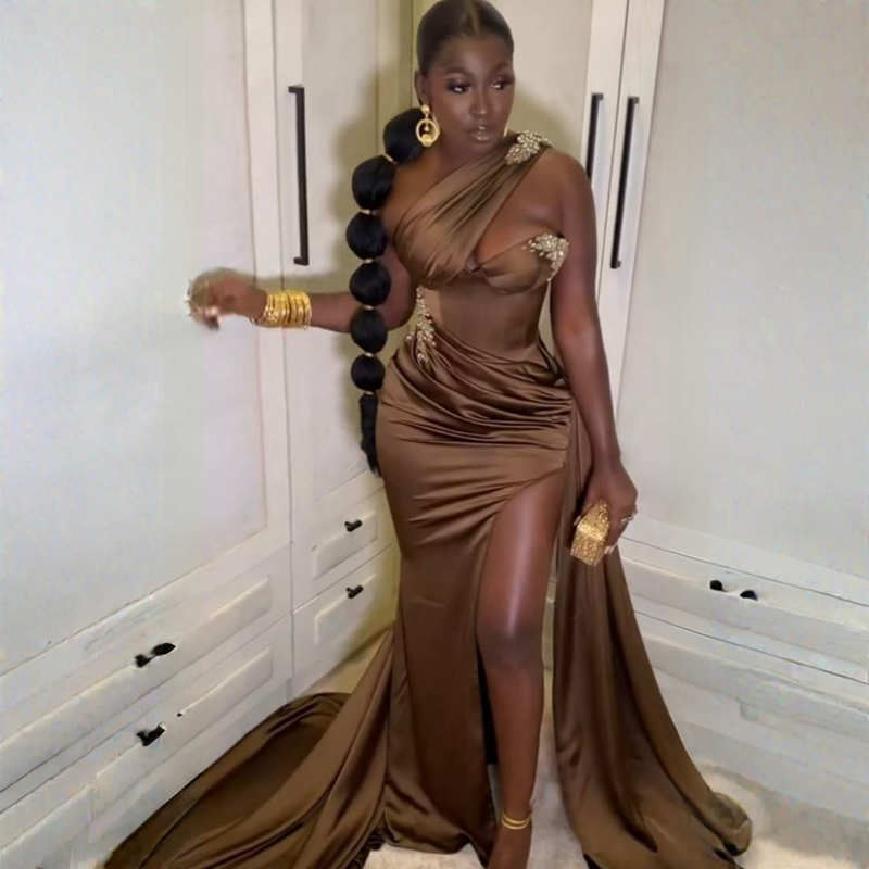 Une épaule sirène femmes africaines robes de bal robe de soirée en satin élastique côté fendu robes de soirée sexy froncé robe formelle paillettes perlées fête gala engagement