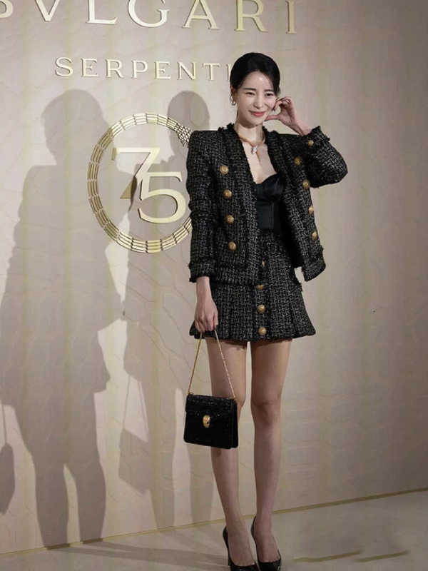 Women's Jackets Designer 2023 Autumn/Winter New Black Gold Silk Woven Jacket with Open Front Shoulder Pad Design QXWG