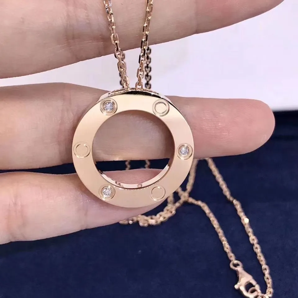 Designer Love Circle Pendant Necklace Fashion Letter Necklaces for Men and Women Gift Gold Plated Luxury Jewelry