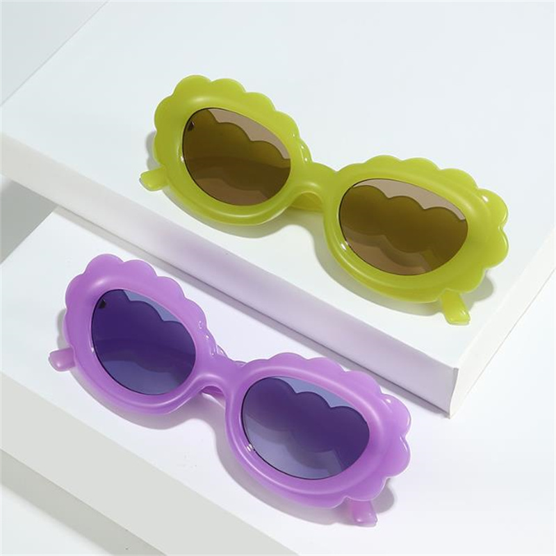 Nya solglasögon Kvinnor Personlighet Oval Sun Glasses Sunflower Anti-UV Spectakles Simpleity Gereglasses Candy Color Ornamental