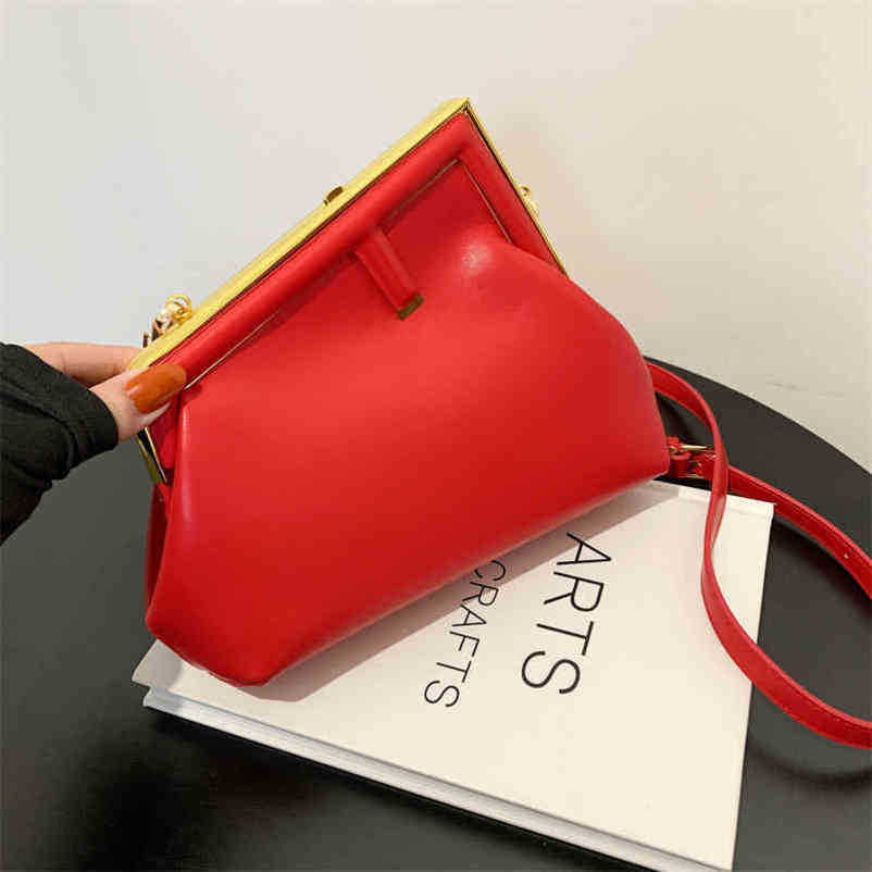 2024 New luxury high quality handbag sense saddle spring trend personalized simple Messenger metal buckle