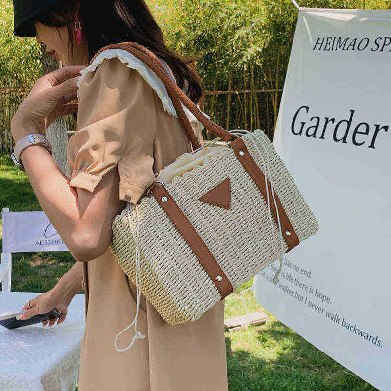 2024 새로운 디자이너 여성 크로스 바디 어깨 야채 바구니 밀짚 손 단색 드로우 스트링 짠 가방