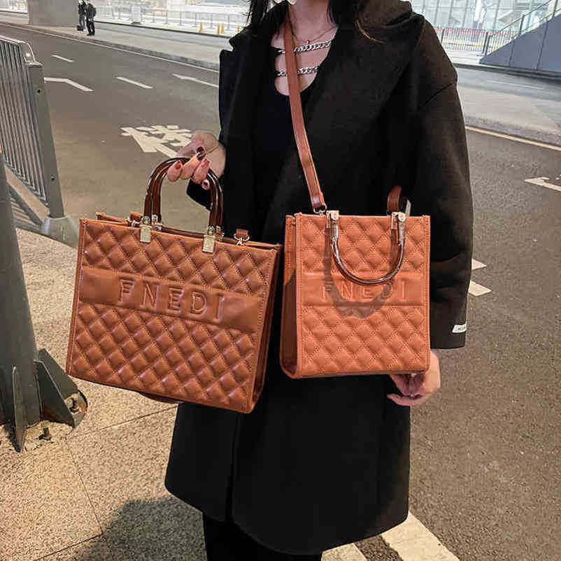 2023 Top Design Luxury Bags high quality Lingge capacity hand and large embroidered wire lattice shoulder