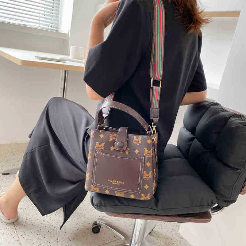 2024 New Designer women's crossbody shoulder trend printing large bucket belt portable personalized diagonal bag