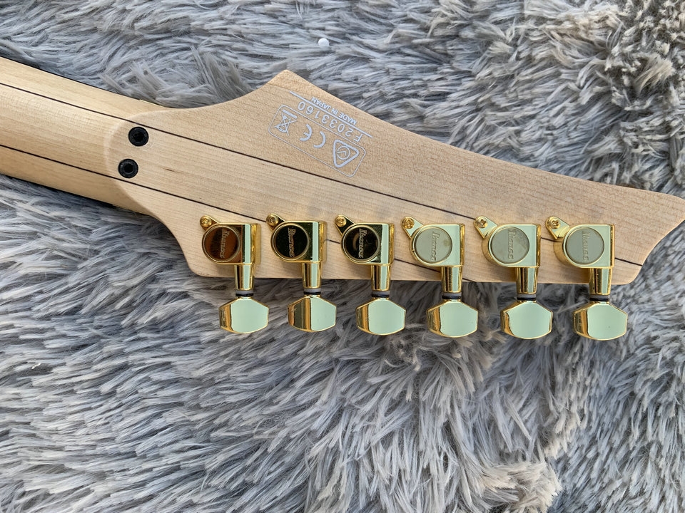 Em estoque guitarra elétrica personalizada, luz preta, pescoço de jacarandá, acessórios dourados e tremolo dourado, boa guitarra, correio rápido