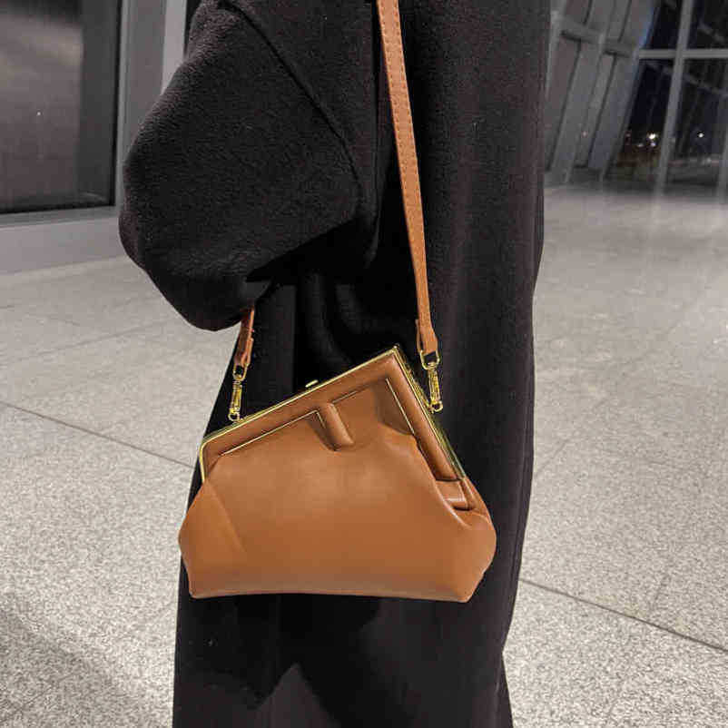 2024新しいデザイナーの女性のクロスボディショルダーメタルクリップバックルパーソナライズされたシンプルなメッセンジャー小さなバッグ