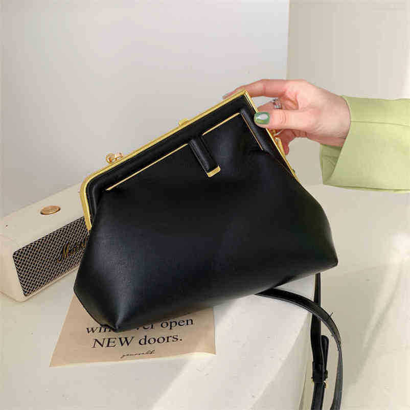 2024 New luxury high quality handbag sense saddle spring trend personalized simple Messenger metal buckle