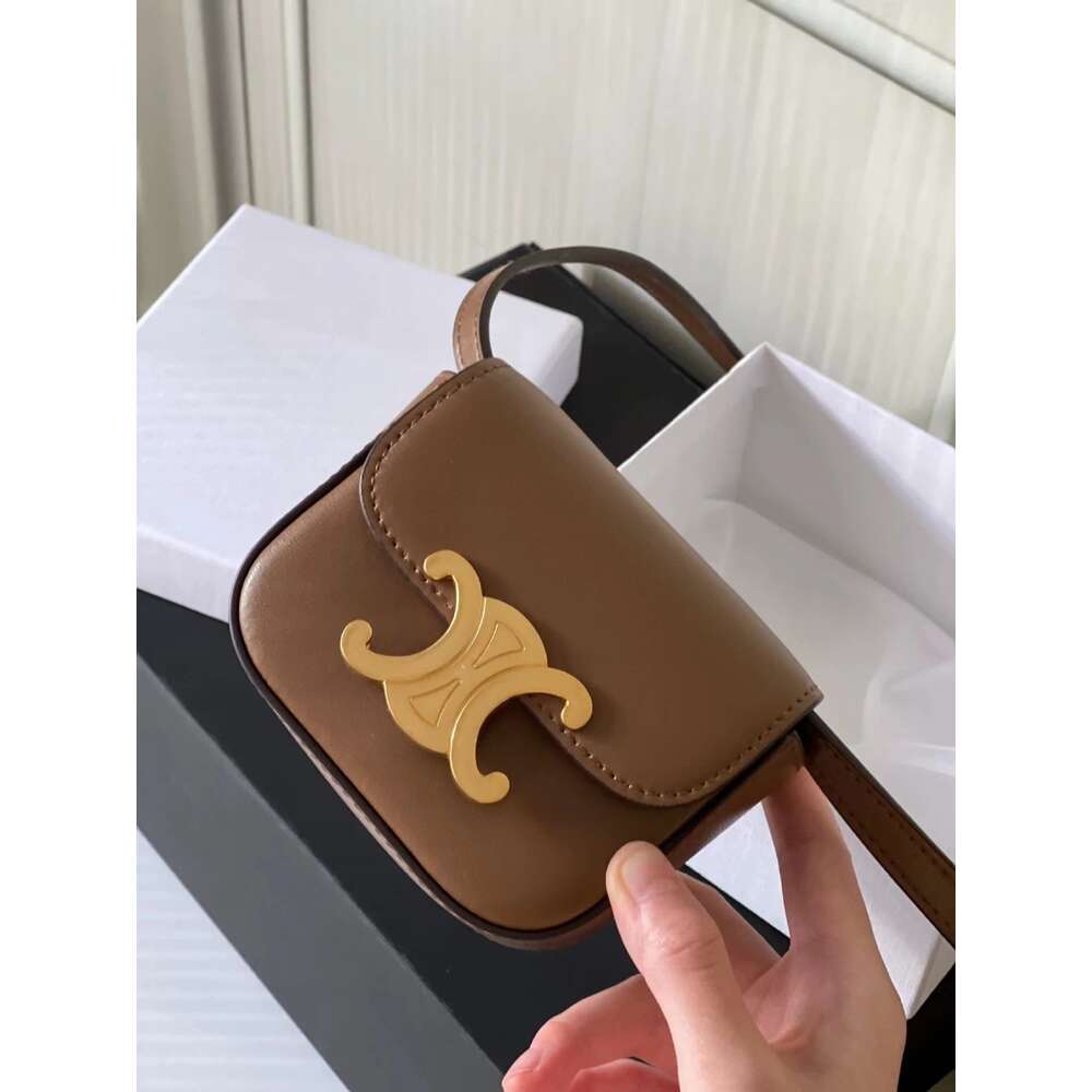 Lady Bags Cel Yeni Lady Omuz Çantaları Ürün CE Zafer Kemeri Bel Çanta Bel Çanta Ağız Kırmızı Çanta Mini Küçük Çanta Kadınlar 2024 Yeni Crossbody Omuz Çantası Mini Değişim B VG72