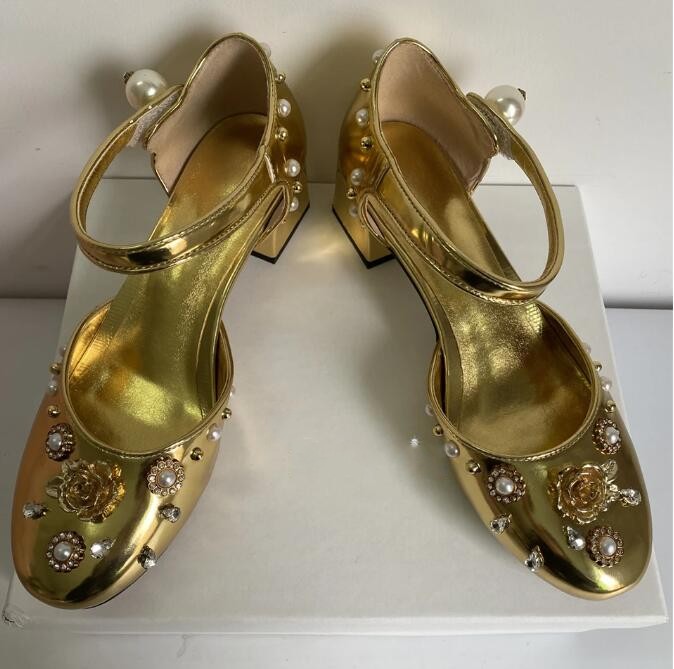 Scarpe eleganti da sposa dorate Rivetti con perline Decorazioni in metallo Décolleté da donna con traforo laterale Scarpe da festa in pelle verniciata di lusso con tacco medio con strass di cristallo