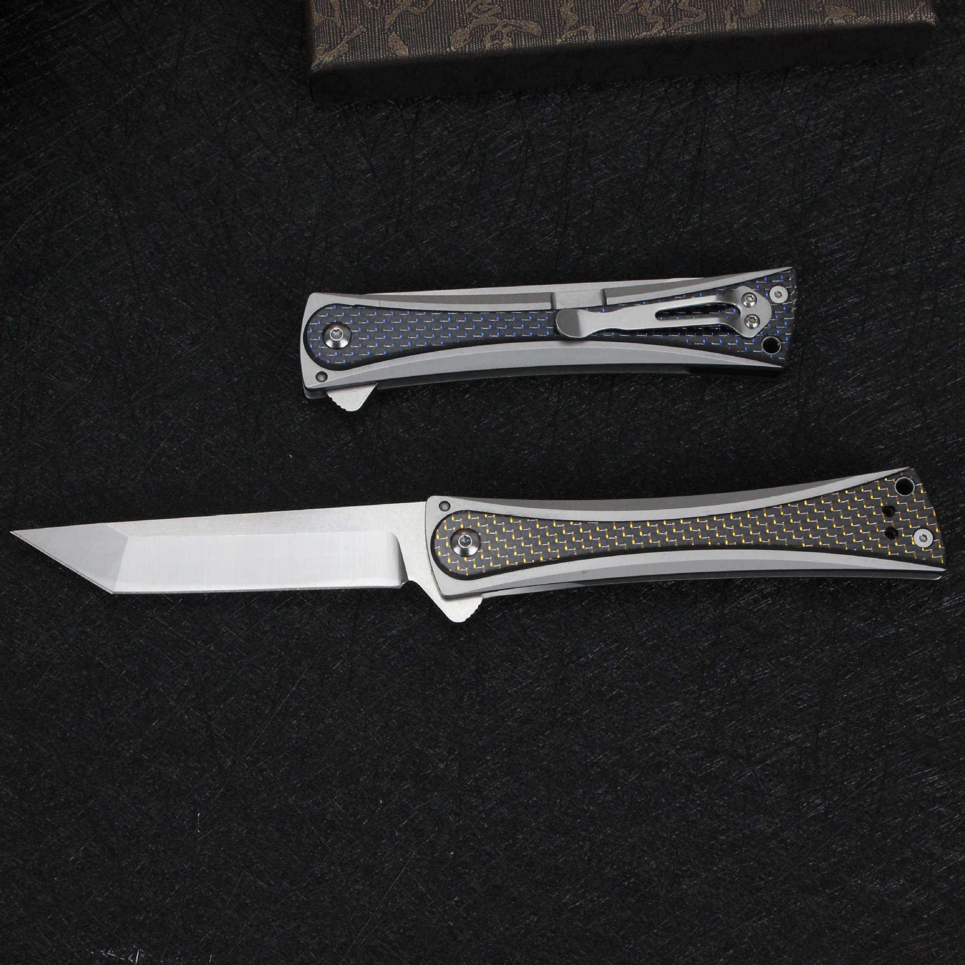 Nouveau arrivée H1691 Flipper couteau pliant D2 Titane revêtement Tanto Blade Fibre en carbone / Poignée en acier inoxydable
