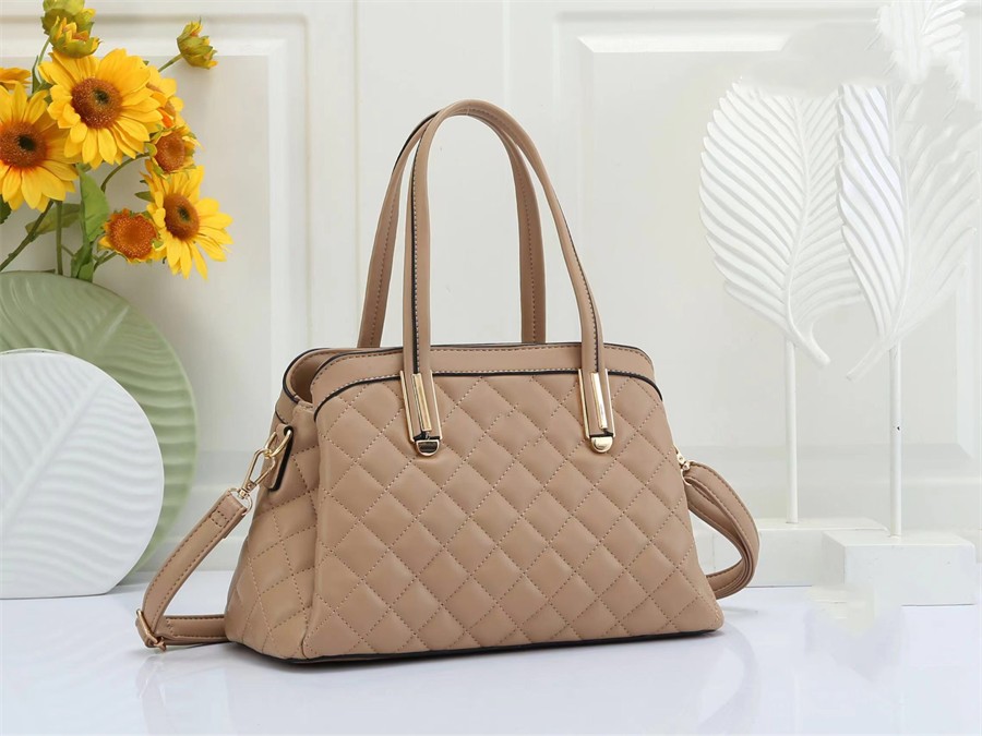 Lambskin الكلاسيكية تحمل حقيبة الكتف Women Fashion Satchels Hobo Handbag Zipper مطرزة بلايدر كروس كبار السن حقائب مصممة فاخرة مصمم فاخر