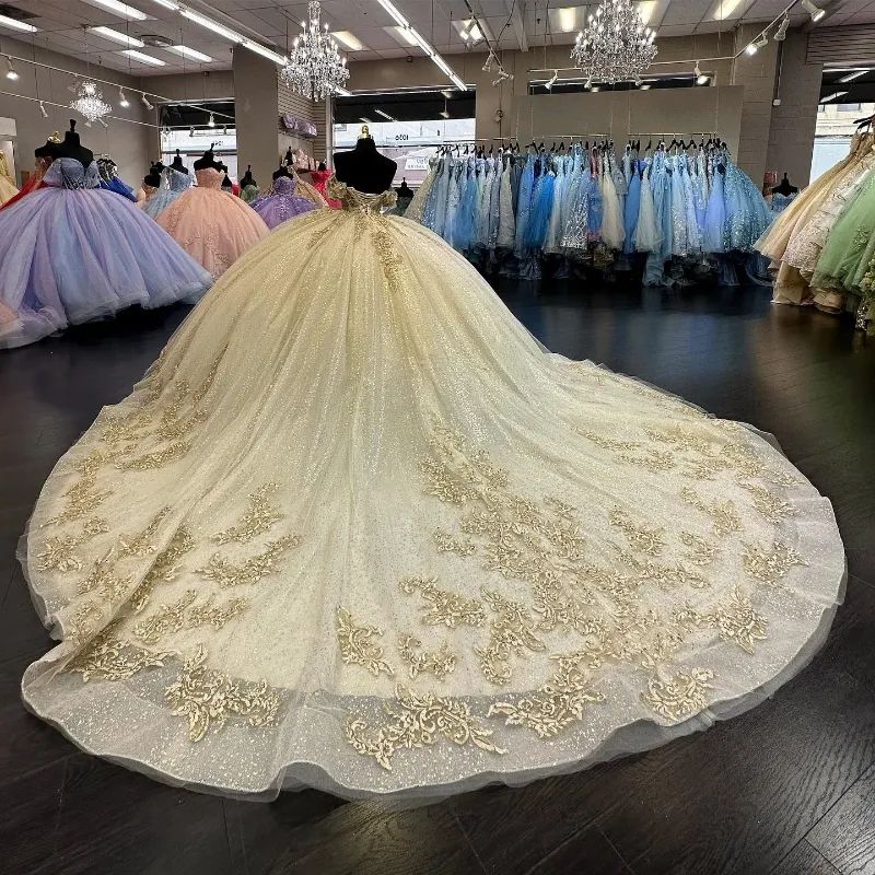 2023 Quinceanera Dresses Gold Off Off Off Shoulder Speecined Lace Sequins Aptique Crystal Bead