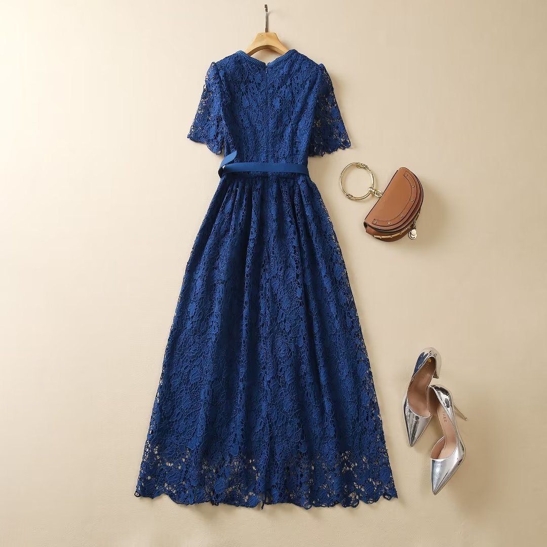 2023 Summer Blue Floral Lace Belted Dress Kort ärm Peter Pan Neck-knappar Enkelbröstade avslappnade klänningar A3A101513