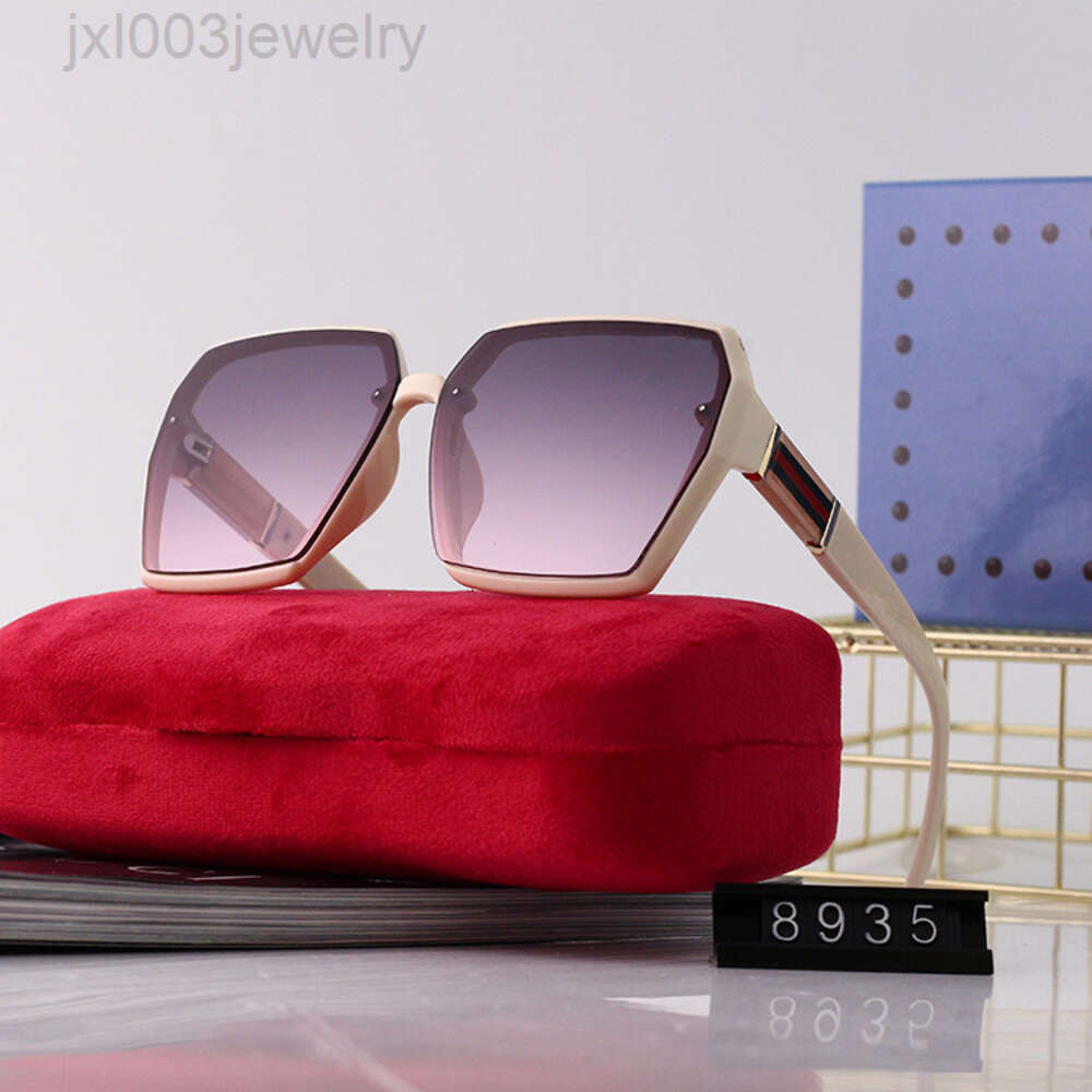 Gucchi Guccs Designer Cucci Solglasögon Kvinnors nya modemodell Inwomen's Big Frame Big Box Trendy Driving Glasses