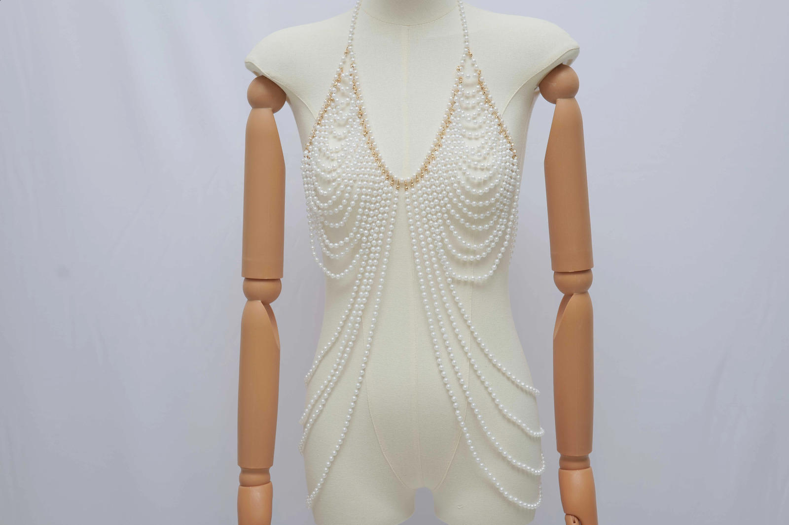 Andra modetillbehör De senaste kinesiska designen Body Chain Accessories Fashion Multi-Layer Pearl Chest Chain Luxury Accessories 231108
