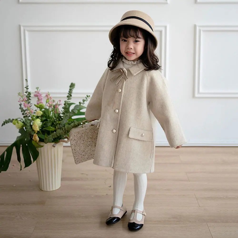 Cappotto di moda ragazze 2023 Autunno Inverno Allmatch Abbigliamento bambini Solido Bello e dolce Bowknot Casual Misto lana calda 231109