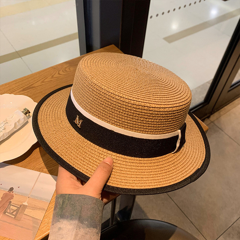 クラシックフラットトップ麦わら帽子女性の夏のビーチ帽子キャップ休暇サンシェード日焼け止め織帽子レターデザイナー太陽の帽子
