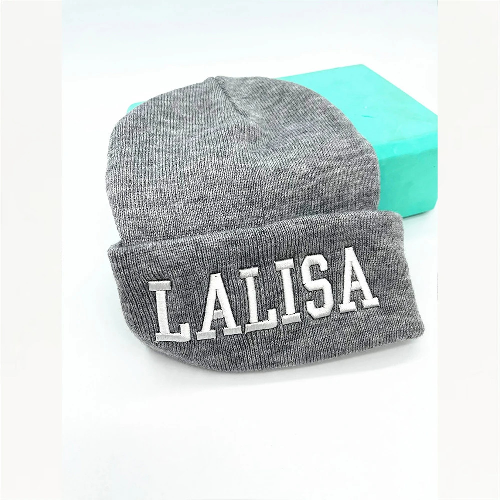 Beanie/Kafatası Kapakları Kpop Jisoo Lisa Lalisa Manobal Mektup Nakış Gri Şapka Örgü Sonbahar Kış Markası Yün Şapka Günlük Çift Headgear A68 231102