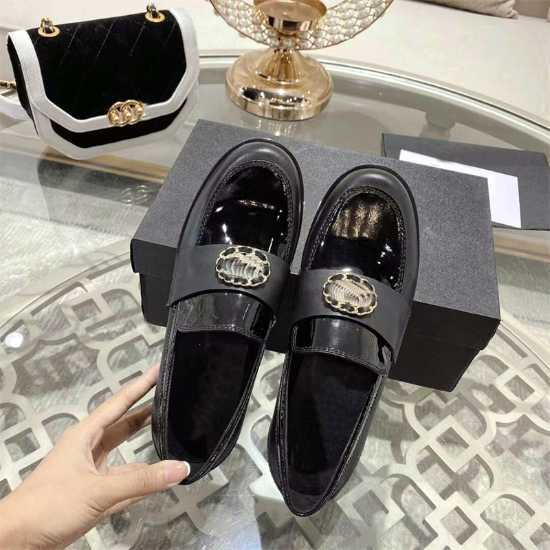 Designer Women's Loafers Fashion leather dress shoes High quality designer women's leather shoes thick heels buckle patent leather English style single lace box