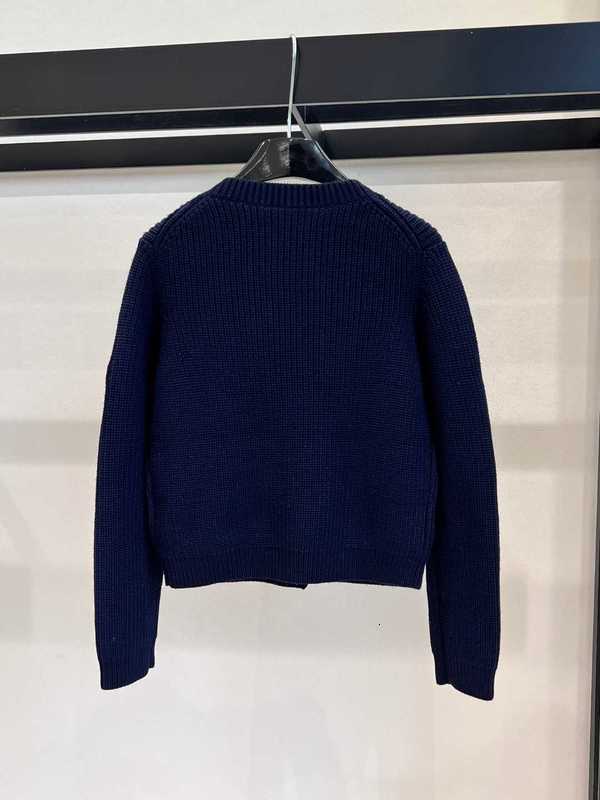 Erkek Sweaters Tasarımcı Sonbahar ve Kış Yeni Pra Nanyou Gaoding Tembel küçük kokulu rüzgar yumuşak yapışır yuvarlak boyun moda ince metal düğme yün ceket 4APA