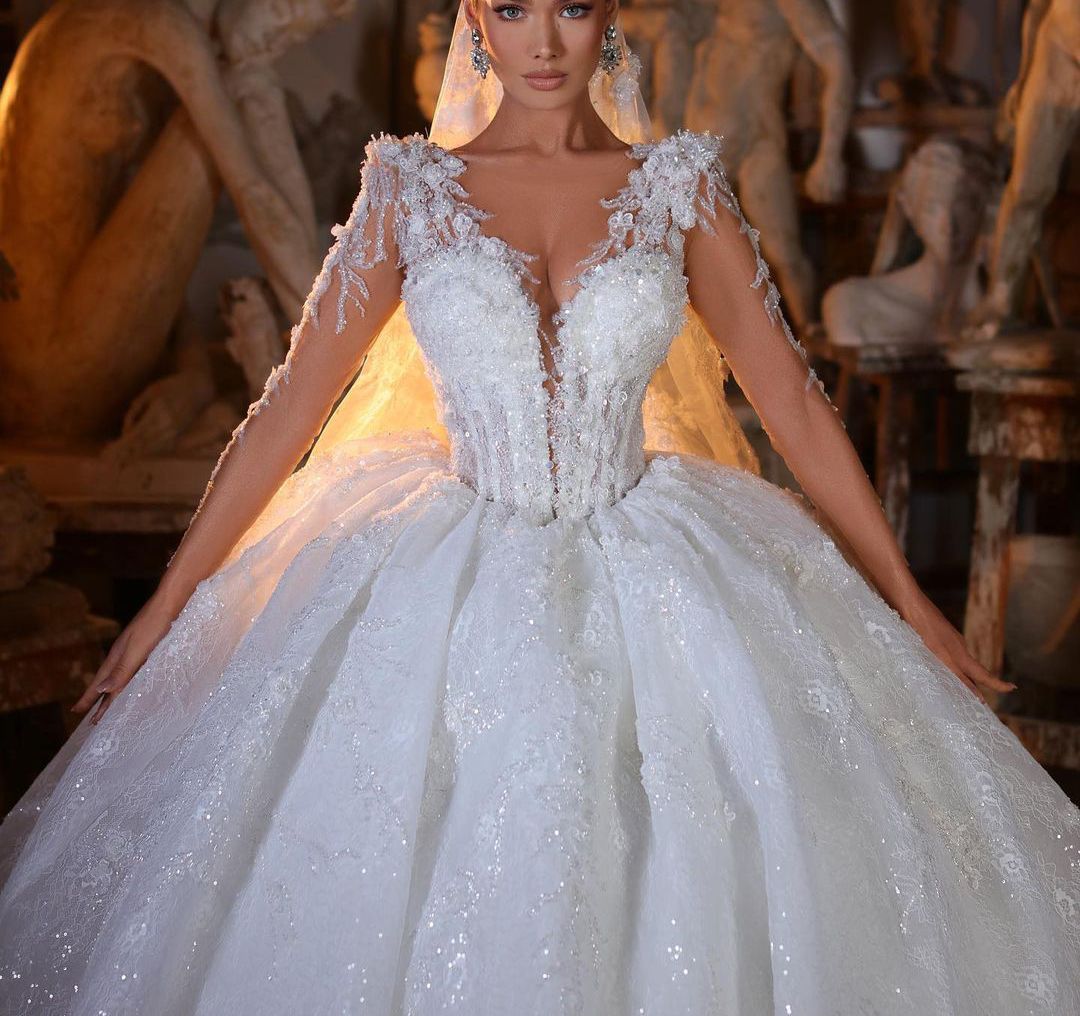 Luxury Ball Gown Wedding Dresses Middle Sleeves V Neck Sequins Appliques 3D Lace Bridal Gowns Diamonds Beaded Formal Dress Plus Size Custom Made Vestido de novia