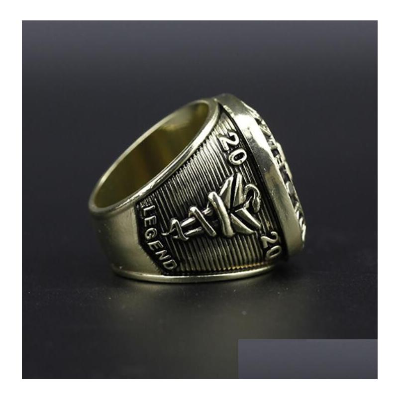 2st 8 24 Bryant Basketball Team Champions Championship Ring with trälåda Sport Souvenir Men Fan Gift 2023 Partihandel Drop Delivery DHDO4