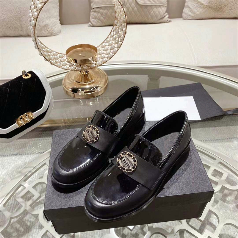 Designer Women's Loafers Fashion leather dress shoes High quality designer women's leather shoes thick heels buckle patent leather English style single lace box