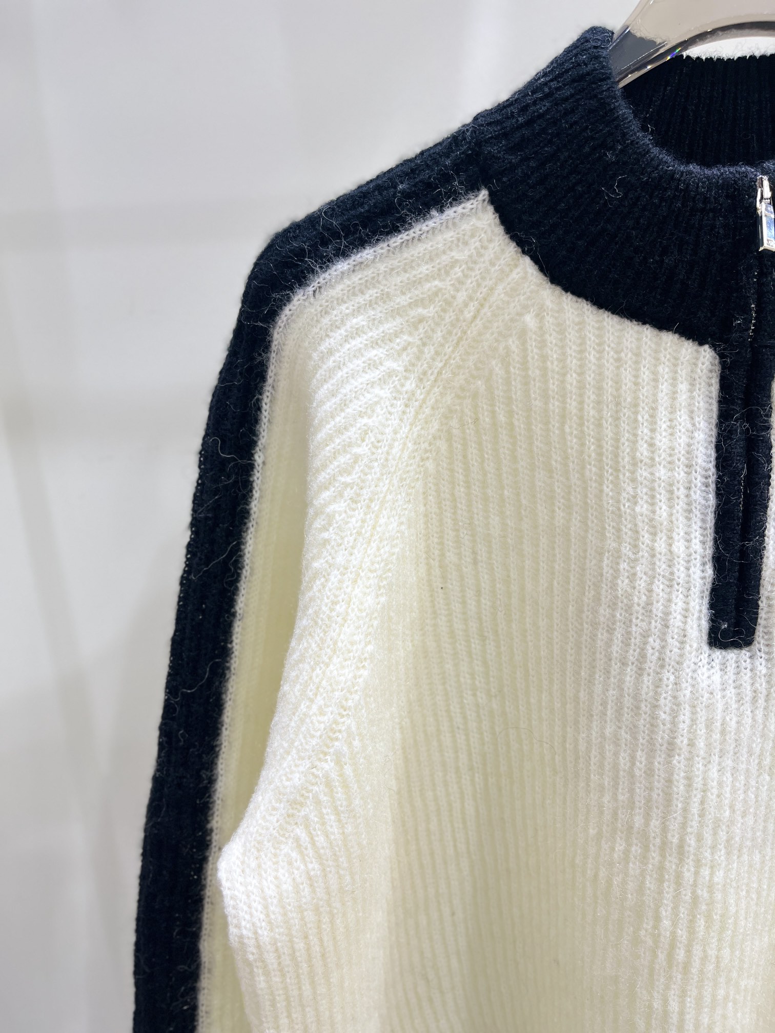 1108 2023 outono marca mesmo estilo camisola branco preto manga longa tripulação pescoço roupas femininas de alta qualidade mafeng