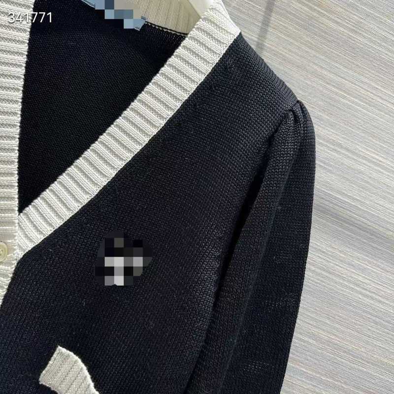Tricots pour femmes T-shirts concepteur noir blanc couleur contrastée cardigan 2023 printemps nouveau style sexy col en V court simple boutonnage en tricot BZ1C
