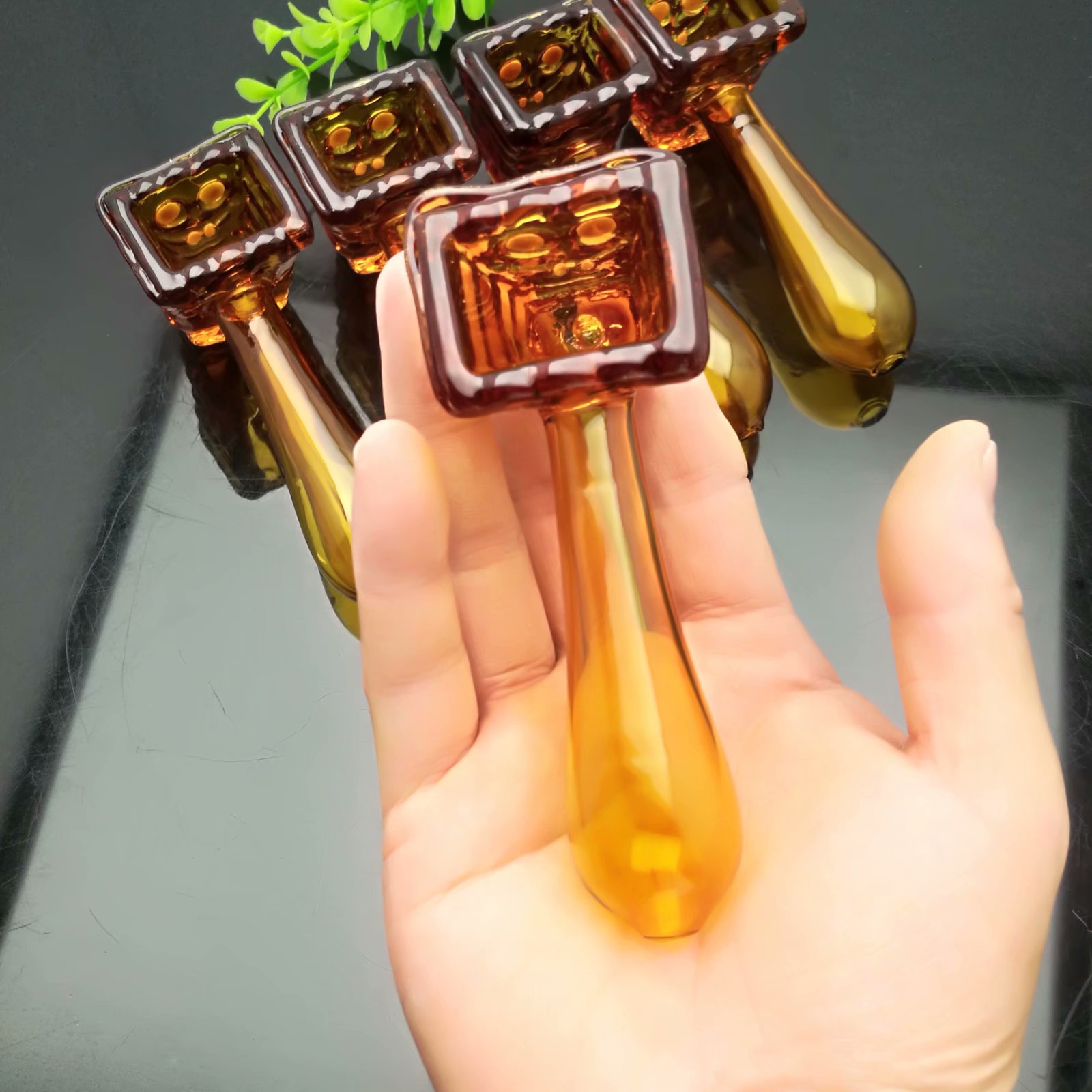 Rökande rör mini Hookah Glass Bongs Colorful Metal Shape Classic Red Brown Cartoon Glass Pipe