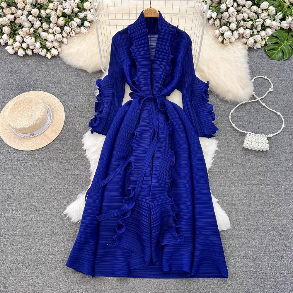 Frauen Jacken Oberbekleidung Runway Elegante Herbst Gelb Miyake Gefaltete Lange Vestido Mode Frauen V-ausschnitt Rand Rüschen Blütenblatt Hülse Spitze up Lose Kleid Robe 2024