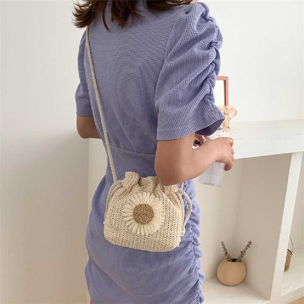 Summer Beach Cute Sunflower Crossbody Woven Bag Handmased virkad halm Big Capacity Drawstring Bag Casual Beach Shoulder Bag 230412