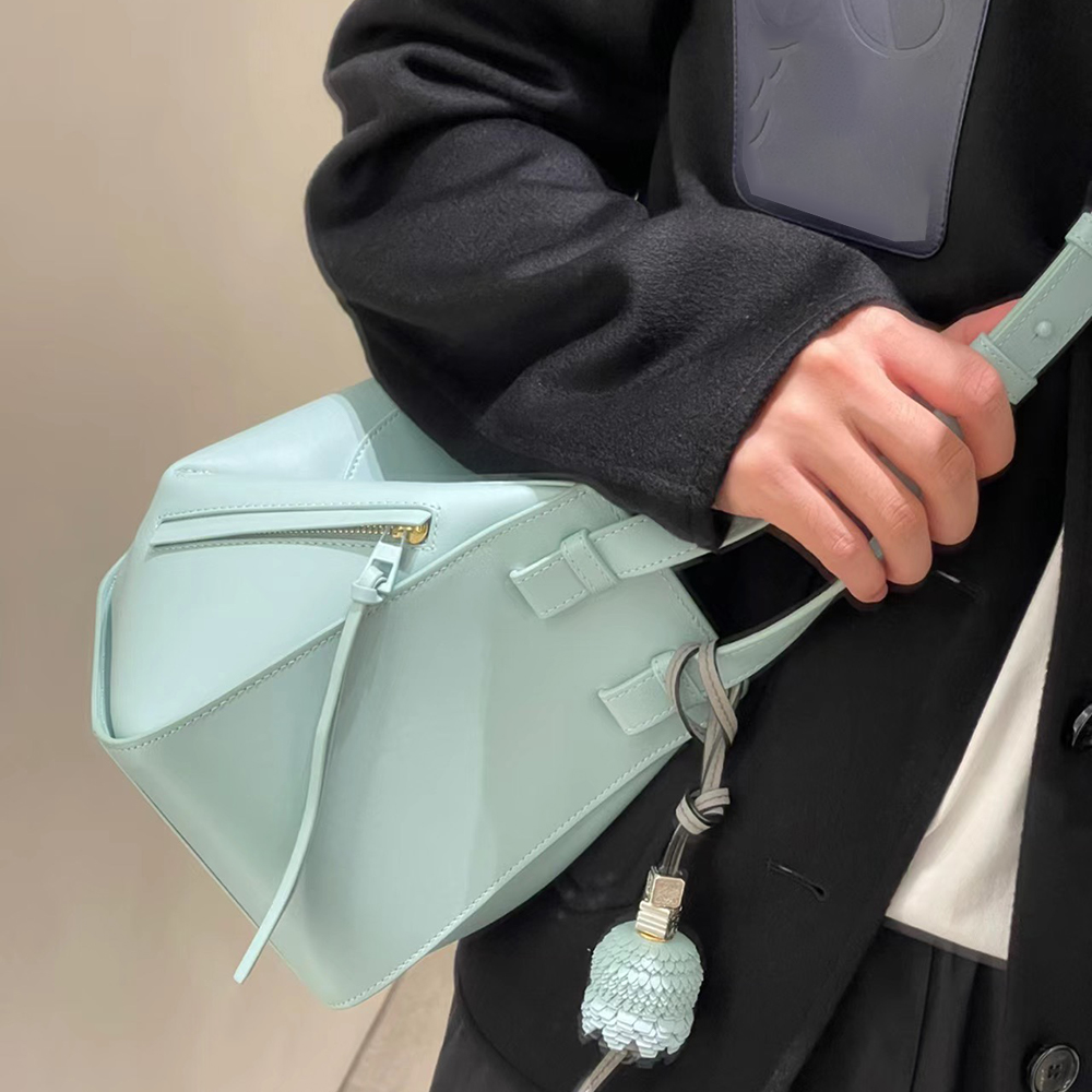 2023 Bolso de diseñador de alta calidad Satén suave Hammo Bolso de hombro para mujer Bolso con cierre de cremallera Bolso cruzado para mujer de dos estados Bolso de mano para comprador de moda