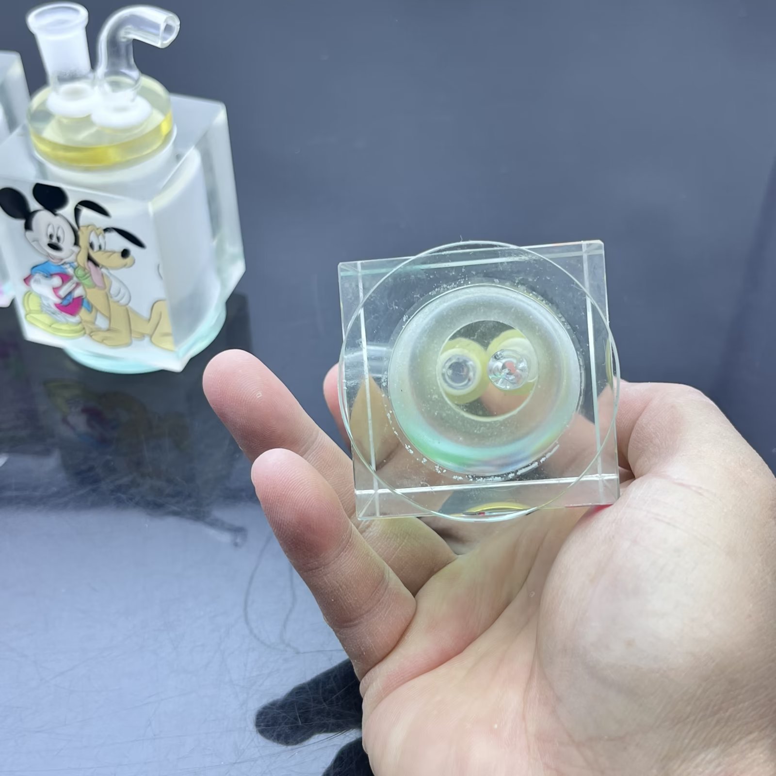 Bong in vetro pipa da fumo Mini narghilè Forma in metallo colorato Bottiglia di narghilè in vetro stampato a blocchi classici
