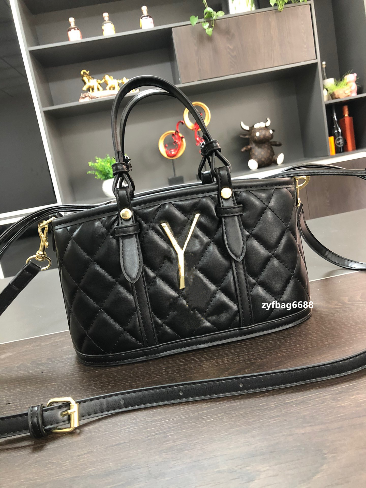 23 Nuevo bolso de diseñador de lujo Bolso de hombro Moda femenina Emparejamiento de moda Bolso de cubo Bolso de estrella Nuevo material Cuero blanco y negro Regalo de compromiso