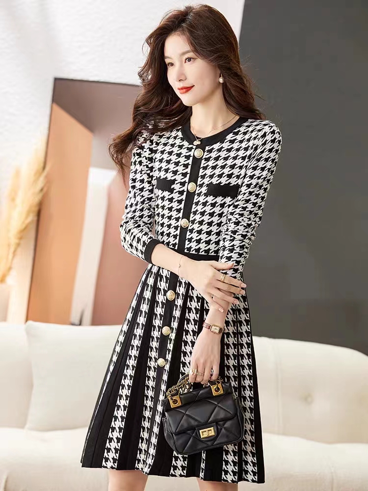 Casual Dresses New Arrival Autumn Winter Knitting Pleated Dress Vintage Fashion Women O Neck Houndstooth Print Golden Button Sweater Dresses 2024