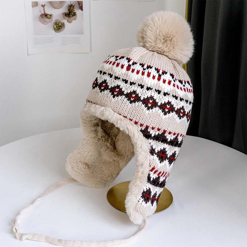 2023 Designer New Knit Women Winter Sticke Hat Solid Color Furball Earfacehead Protector Caps med fleece varm gränsöverskridande ull snö ungdom söt för att rida i snö