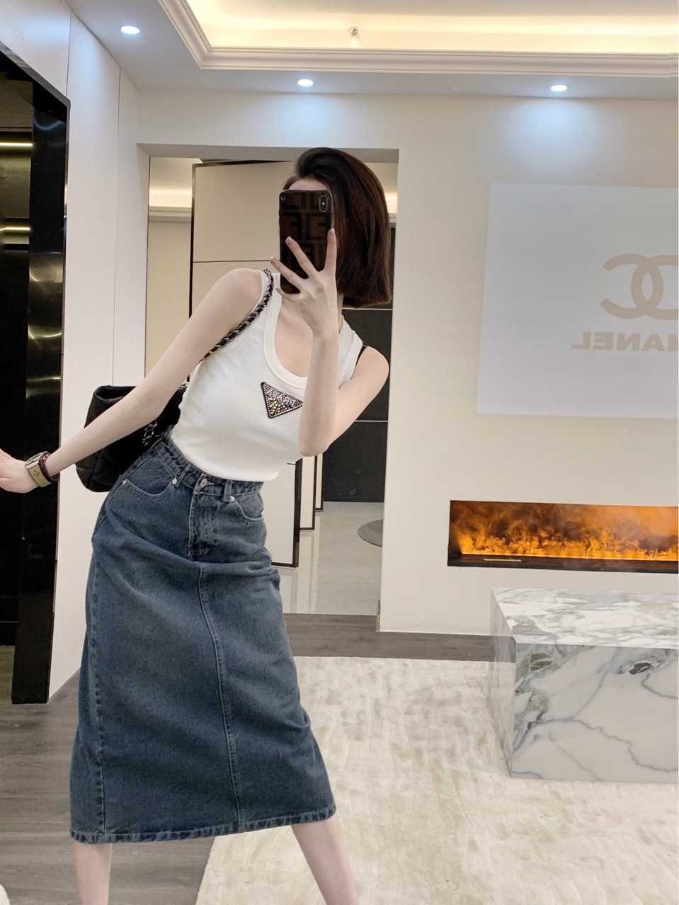 2023 New designer womens t shirt high-end Shirt Family 23 Split Denim Skirt 2023 Style Recommended Pair with Wear to Save Your Heart