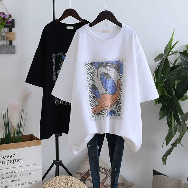 T-shirt Industrie lourde Dessin animé laminé à chaud Diamant poli épaissi Grandes manches courtes Automne et hiver Chemise à fond ample pour femme Tendances de la mode