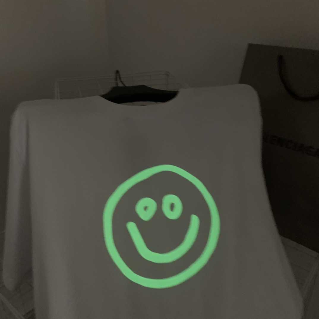 2023 Nouveau designer femmes t-shirt haut de gamme Chemise High Edition 2023 Summer Night Elf Capsule Smiling Face T-shirt à manches imprimées fluorescentes