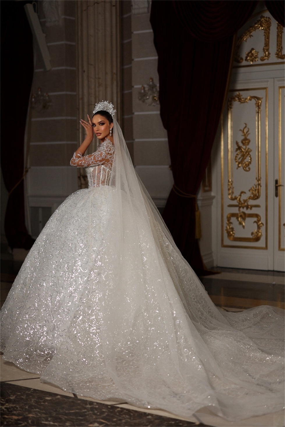 Princess Sparkly Wedding Jurken Ball Gown Illusion v Neck Long Sleeve Sequins Mariage Bridal Jurys Vestido de Noiva