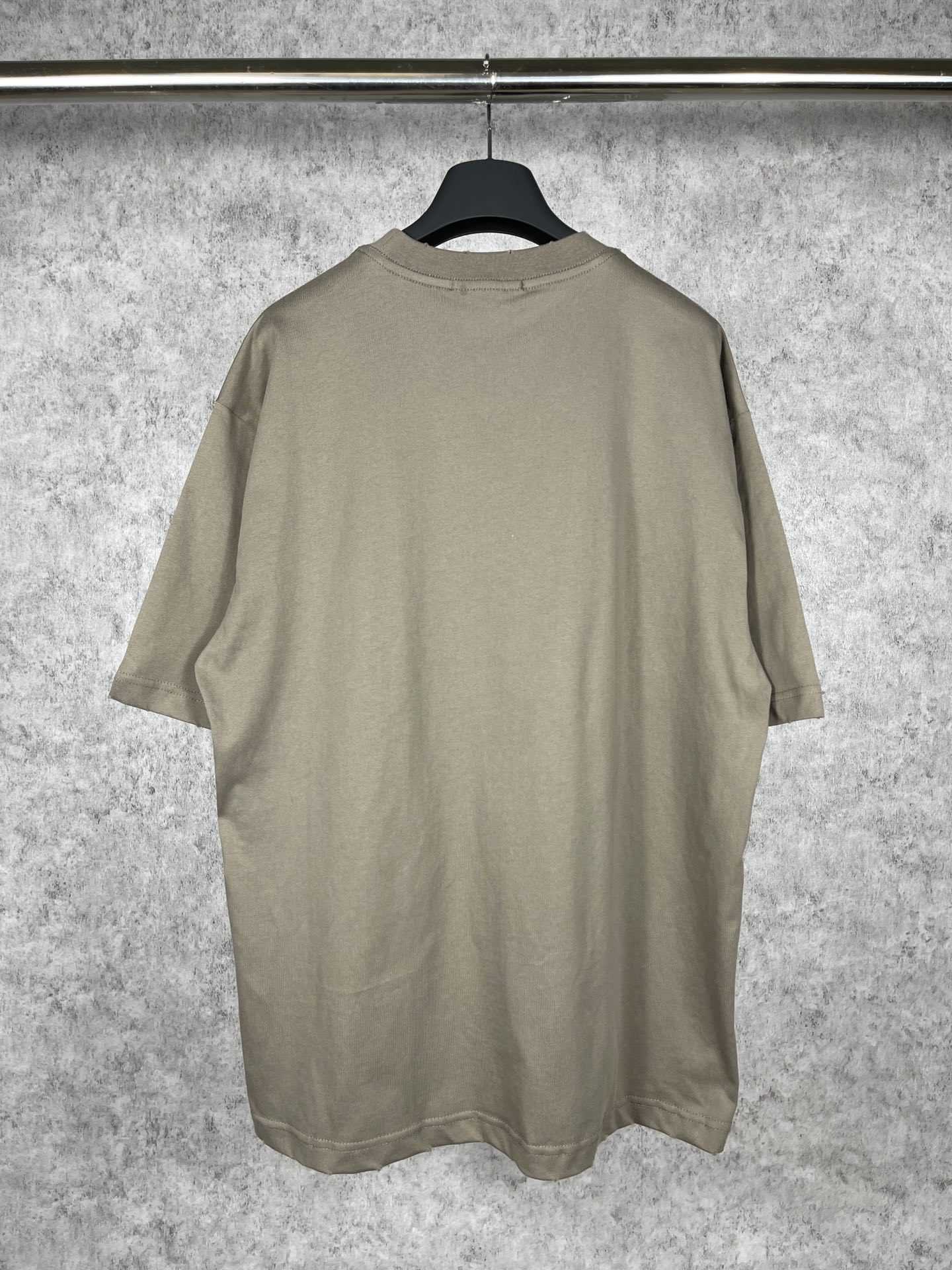 デザイナーTシャツハイエディション2023サマーファミリーライトニングレターストレートスプリットプリント摩耗した古いスリーブTシャツ