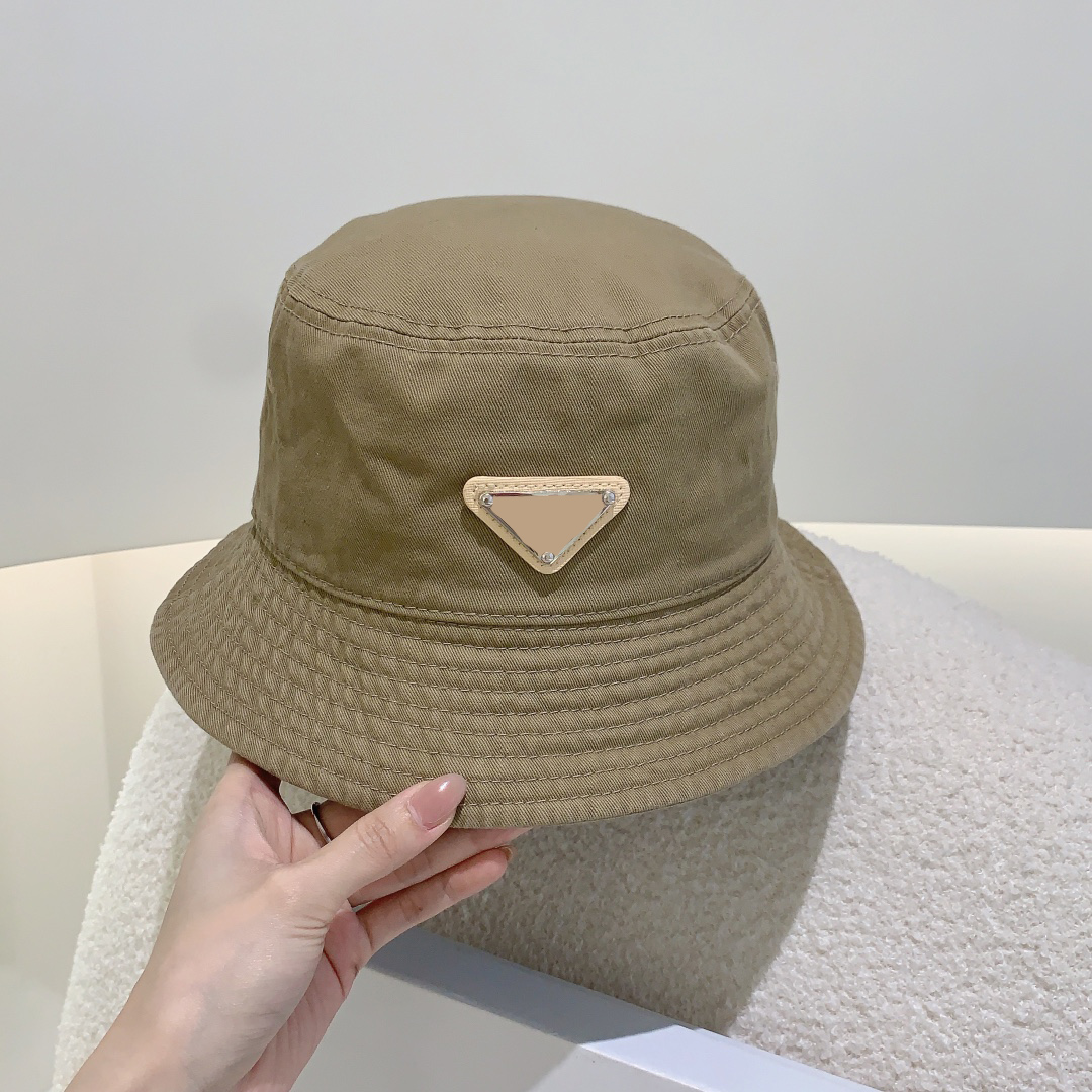 Snoep Kleur Designer emmer hoed Paar Mode Zomer Vakantie Reizen Metalen Driehoek Brief Print 4 Kleuren Emmer Hoeden