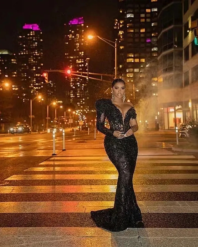Sparkle czarne sukienki wieczorowe z koralikowymi ramię w koronkowym gorsetem Seksowna sukienka zaręczynowa Iluzja Suknie imprezowe dla kobiet