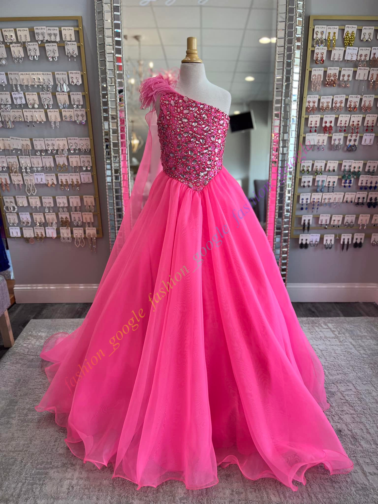 Neon-pink küçük kız pageant elbise tüyü tek omuzlu kristal bebek çocuk eğlenceli moda pist draması doğum günü resmi kokteyl parti elbisesi toddler teen preteen