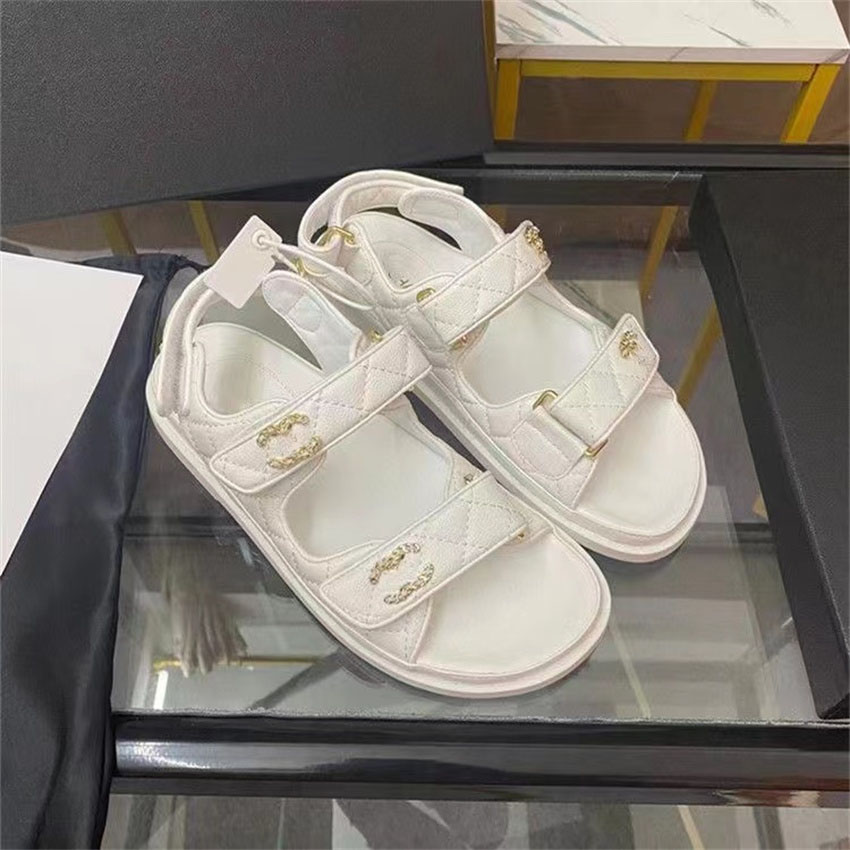 2023 Verão grife de luxo Sapatos femininos Sandálias rasas canal Solado grosso Casual Dedo aberto Moda Feminina Sapato de marca Sandálias de praia Conforto Paris