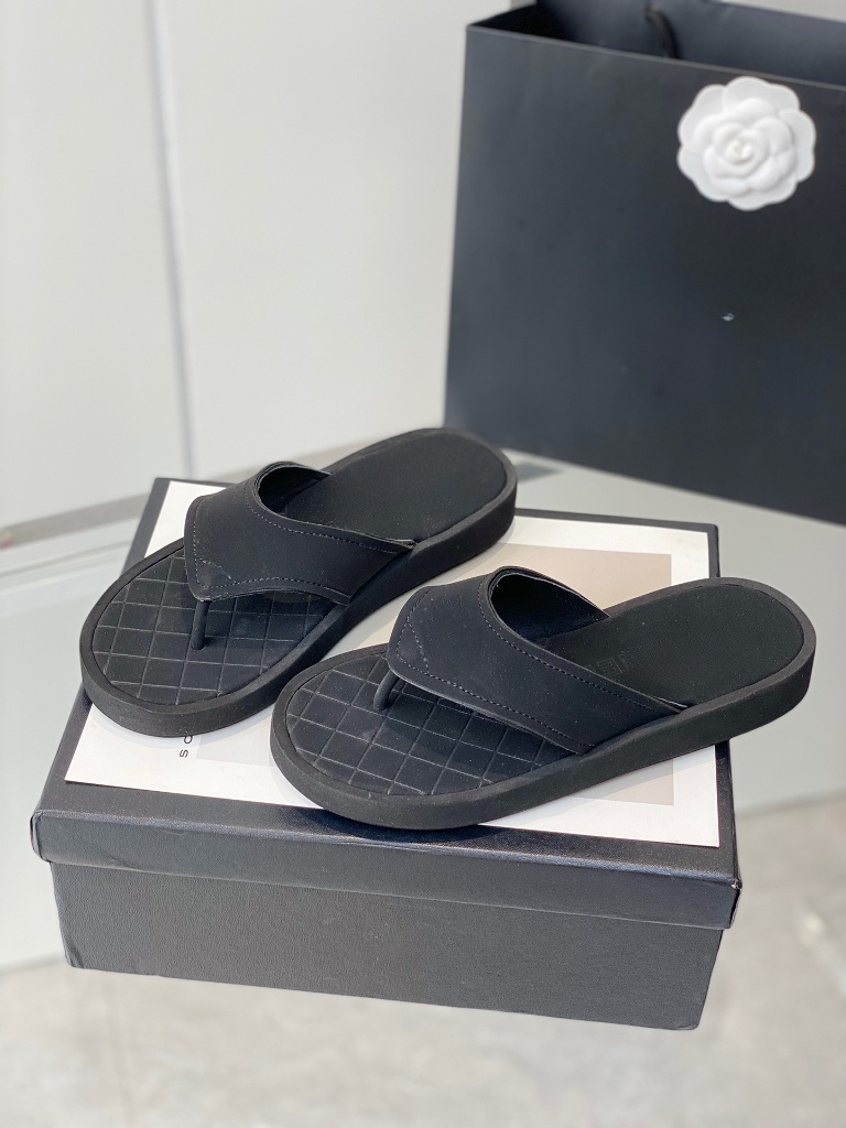 2023 Designer Summers chinelos femininos Designer de luxo Sapatos de praia Fashionable confortável Slipers de chinelos não deslizantes não deslizamentos